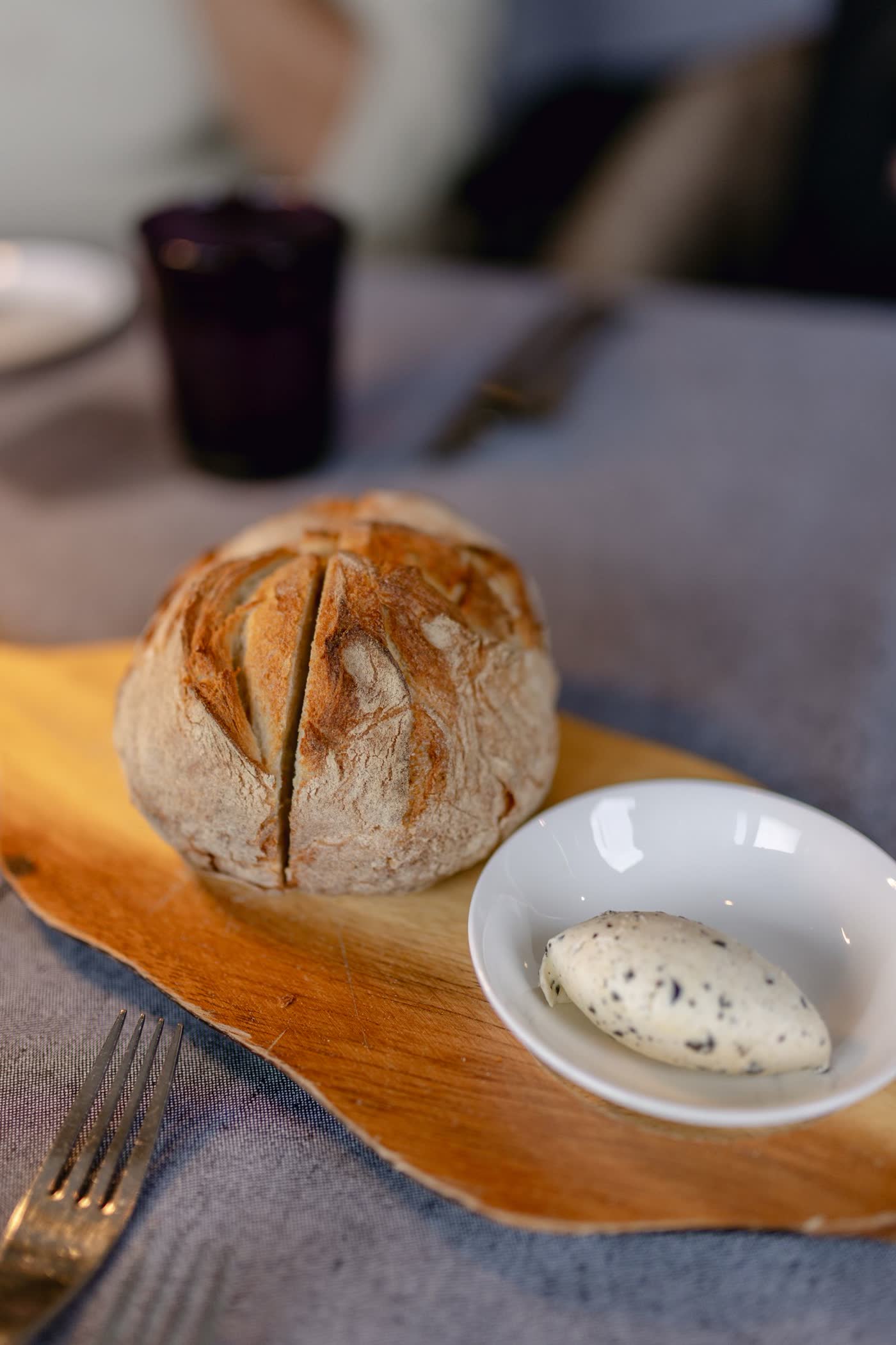 pão + manteiga de ervas